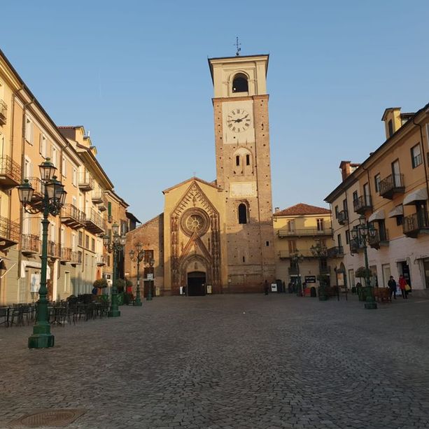 Imbratta un quadro con disegni osceni in chiesa e ruba 4 calici: arrestato un clochard