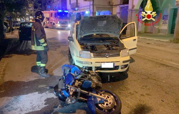 Moto si scontra contro un'auto alimentata a metano: paura a Crescentino