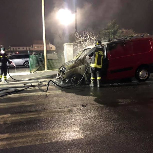 Incendio in via Ivrea a Chivasso: a fuoco un furgone parcheggiato