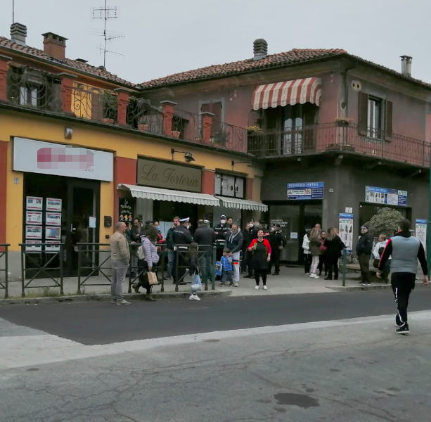 Continuano gli assembramenti davanti al bar di via Orti a Chivasso: il sindaco si rivolge al Prefetto