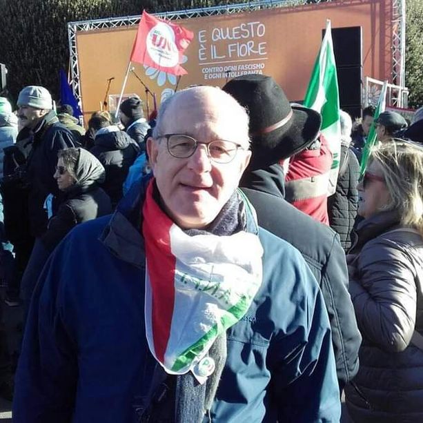 Imbavagliato davanti a Palazzo Santa: protesta dell'ex sindaco Ciuffreda al Congresso del Pd