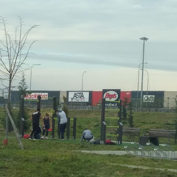 Chivasso: minorenni ripuliscono il parco dopo averlo devastato