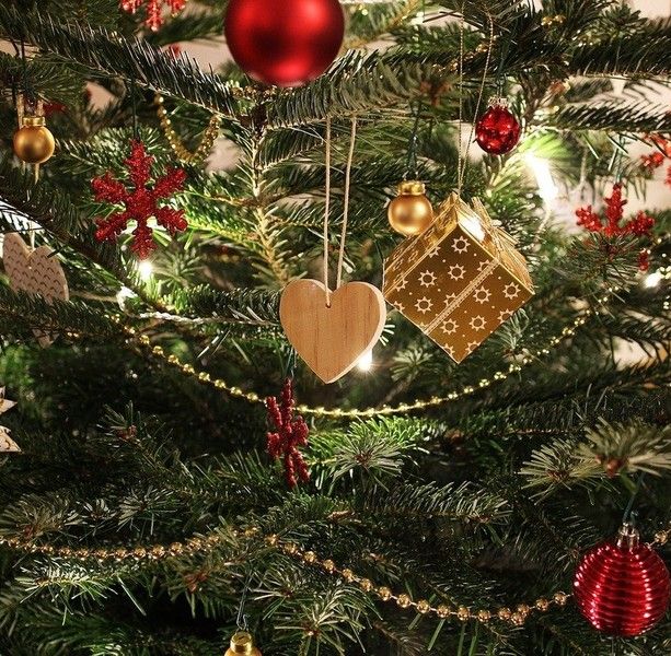 Covid, al vaglio il nuovo Dpcm natalizio: ipotesi riapertura bar e ristoranti, a cena massimo 6 persone, licei chiusi fino a gennaio