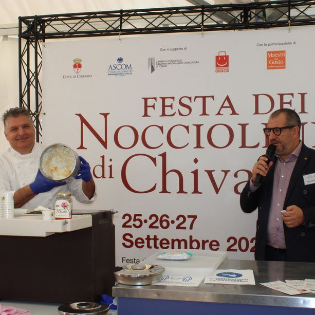 Festa dei Nocciolini ai nastri di partenza a Chivasso: questa sera street food e musica in via Po