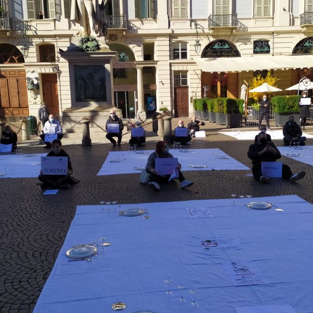 Torino, flash mob degli esercenti in Piazza Carignano: “Siamo a terra ma ci rialzeremo” [VIDEO]