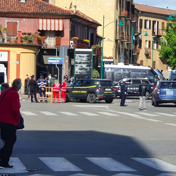 Torteria di Chivasso, sequestrato il locale di via Orti: la titolare urina in strada per protesta