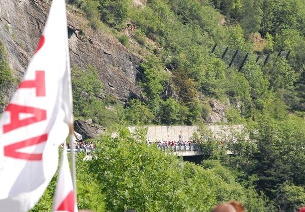 No Tav, disordini in Val di Susa tra manifestanti e forze dell'ordine: feriti un poliziotto e un finanziere