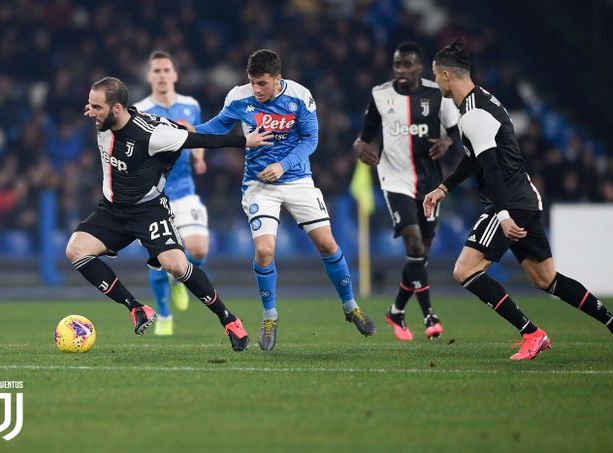Una brutta Juve cade al San Paolo e non sfrutta i mezzi passi falsi di Inter e Lazio