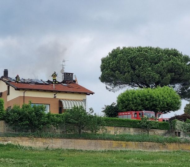 Tetto di un'abitazione distrutto dalle fiamme a Bricherasio [FOTO]