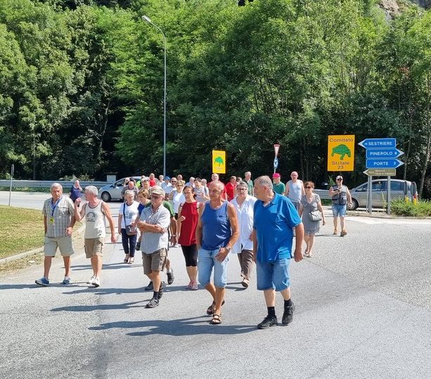 Protesta dei sindaci alla rotonda per la chiusura delle gallerie di Porte
