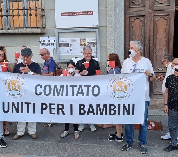 Foti presenta il libro a Pinerolo: protesta di tre associazioni