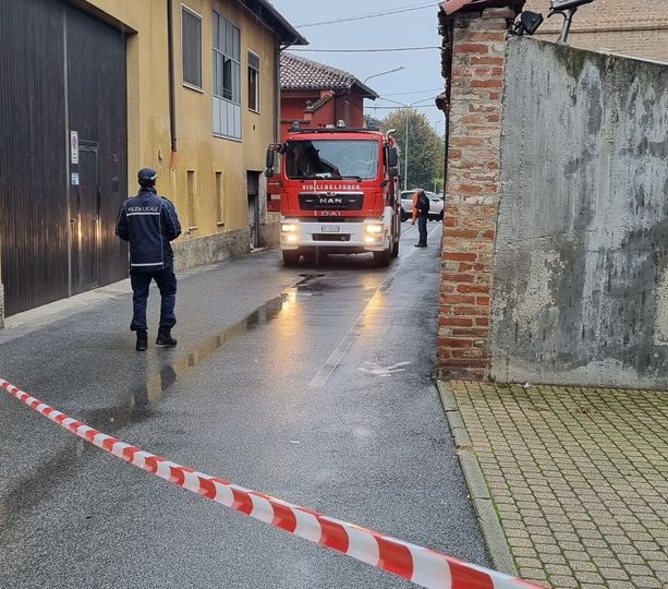 Un'abitazione prende fuoco nel centro di Vigone