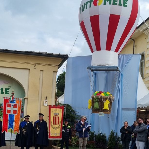 Le mele sono ‘decollate’ poco fa da Cavour per volare in alto
