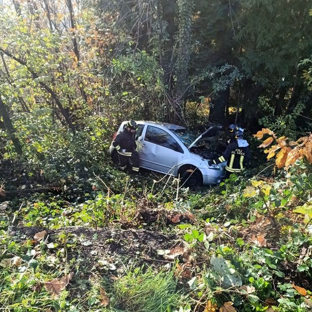 Auto fuori strada nei boschi di Angrogna: all’interno una mamma con bambino piccolo