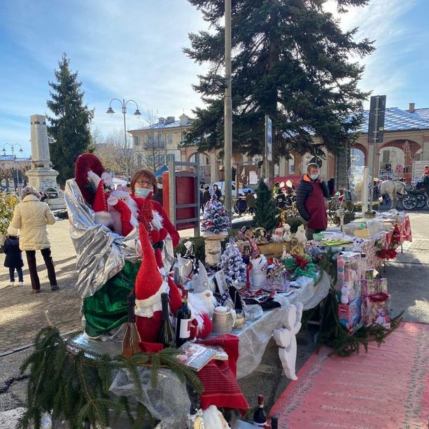 Assieme alle bancarelle a Bibiana arrivano anche i pony e la carrozza di Babbo Natale