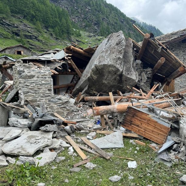 Un blocco roccioso si schianta nella notte su una baita nella Conca del Pra