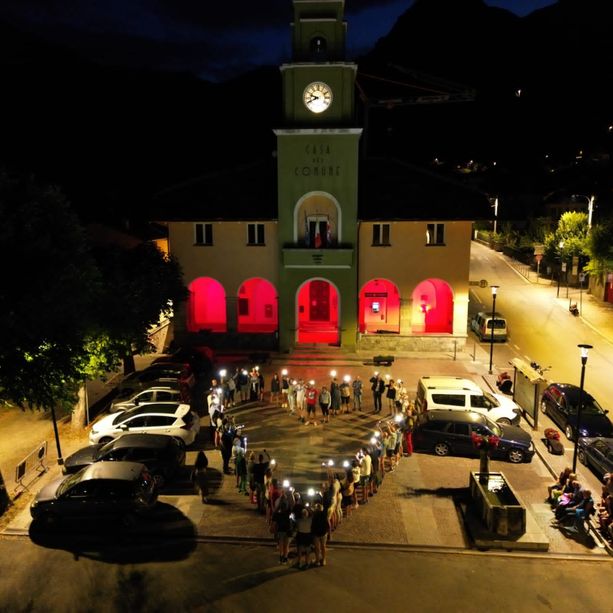 Residenti e turisti ‘accendono’ il cuore di Bobbio Pellice [VIDEO]