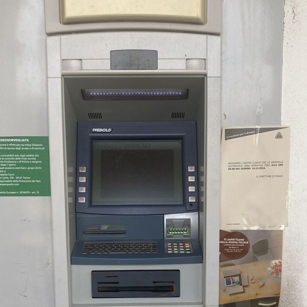 Bobbio Pellice manifesta contro la chiusura del bancomat e Intesa Sanpaolo apre al confronto