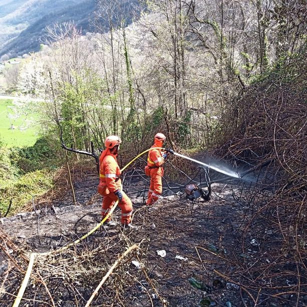 Incendio a Bobbio Pellice: brucia un terreno in località Roccia d’Giors