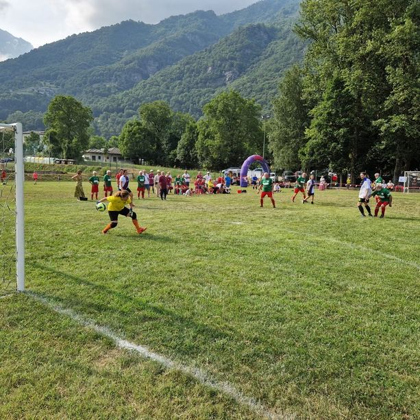 A Bobbio Pellice i nipoti hanno guardato giocare i nonni