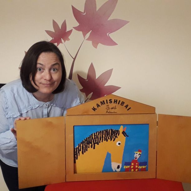 Il giapponese Kamishibai aspetta i bambini alla rotonda dei viali di Vigone