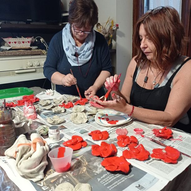 Scambio di papaveri rossi a Bricherasio per aiutare il Centro antiviolenza