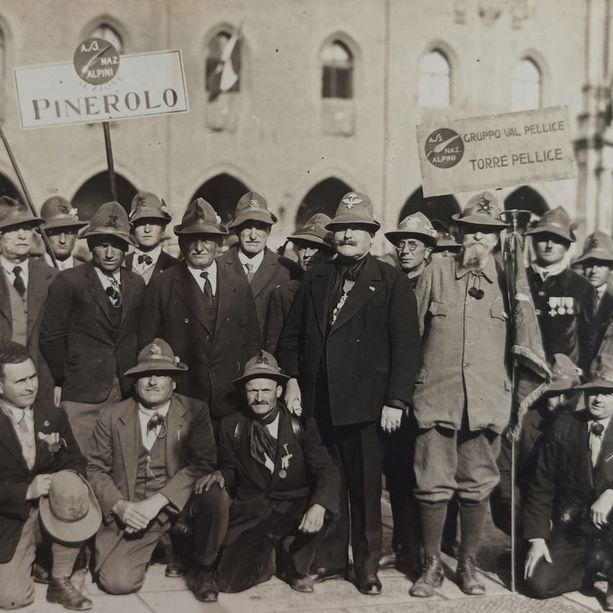 Novant’anni di drammi e feste per il gruppo alpini di Bricherasio