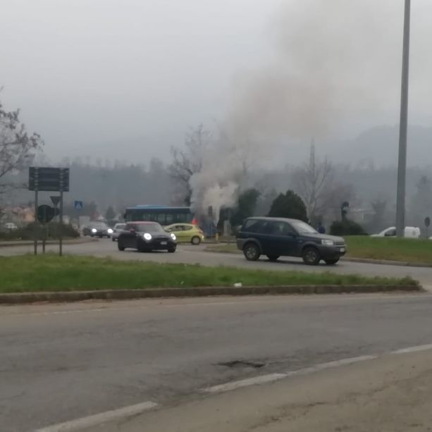 Un bus prende fuoco alla rotonda di Bibiana