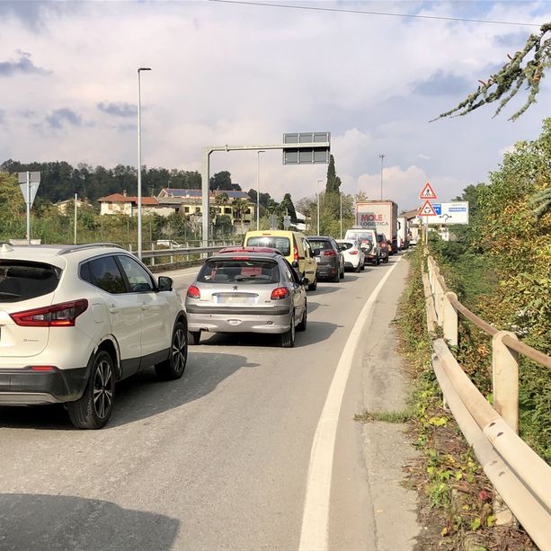 Scontro tra auto e moto a Bricherasio in stradale Torre Pellice