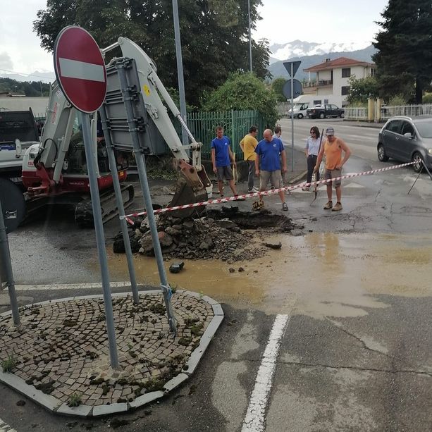 Perdita d’acqua in centro a Bricherasio per un tubo danneggiato