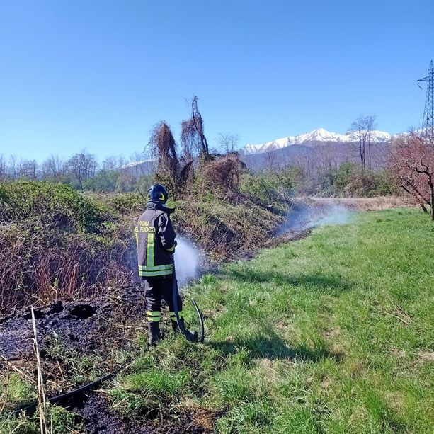 Incendio di sterpaglie a Bricherasio: intervengono i Vigili del fuoco