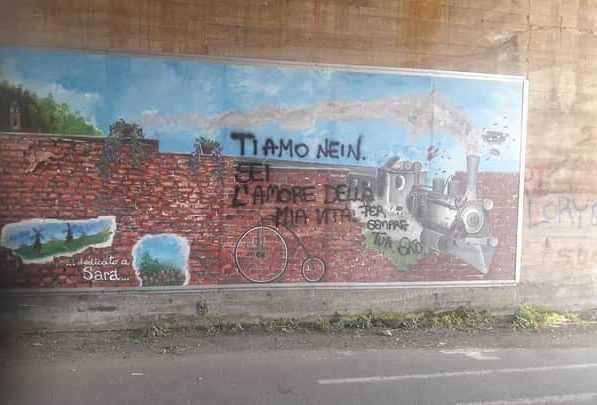 Il murale della memoria bricherasiese imbrattato da una scritta amorosa