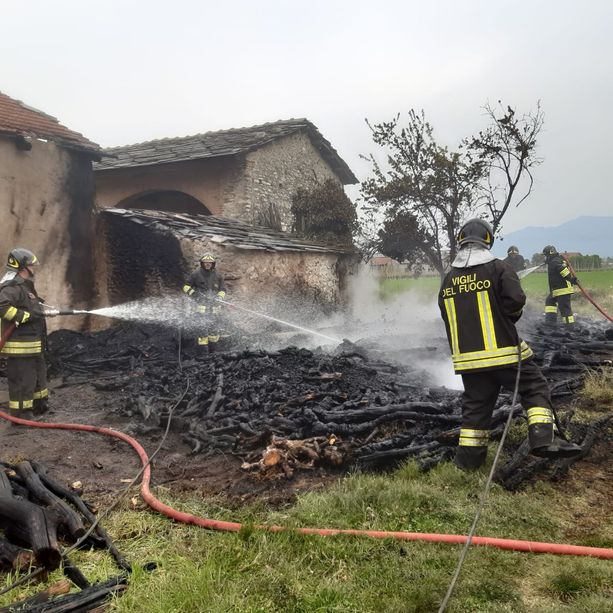 In fiamme una legnaia a Campiglione Fenile