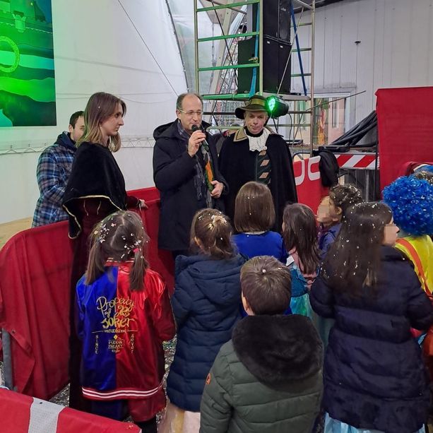 Cavour festeggia il Carnevale, presentando il suo carro