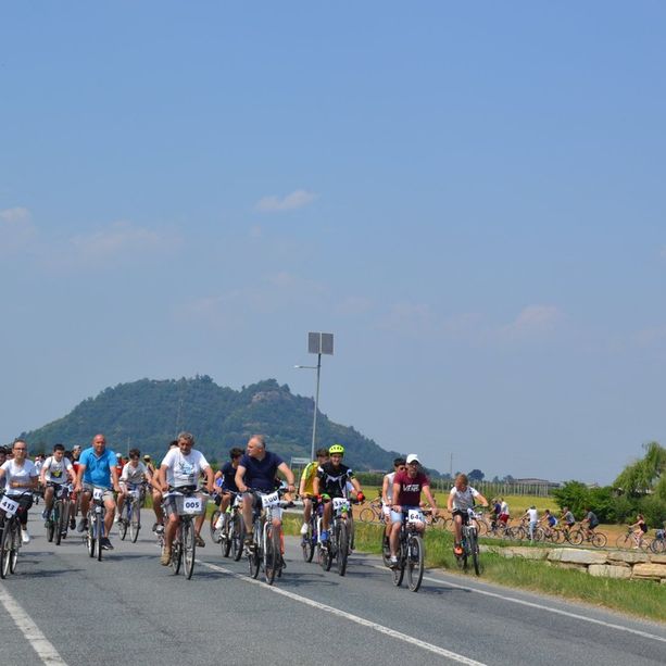 A Cavour si pedala tra vie del centro e campagna