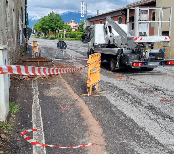 Ex consorzio di Cavour: crolla parte della griglia di protezione del cornicione