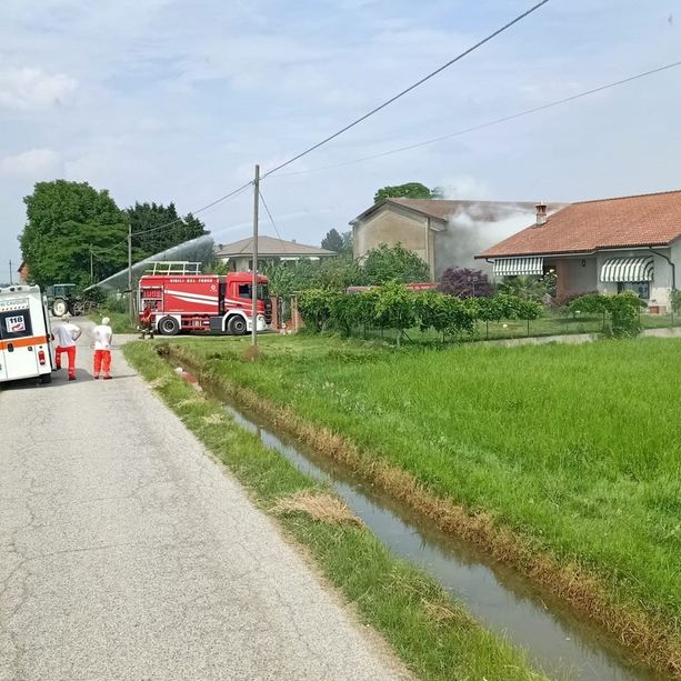 Fiamme in una cascina di Cavour: soccorsi in azione