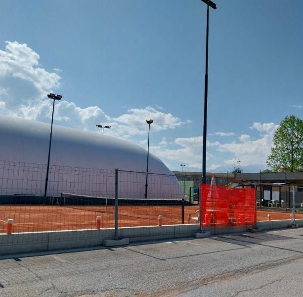 Muretto e recinzioni nuove al campo da tennis di Cavour, aspettando il primo torneo federale