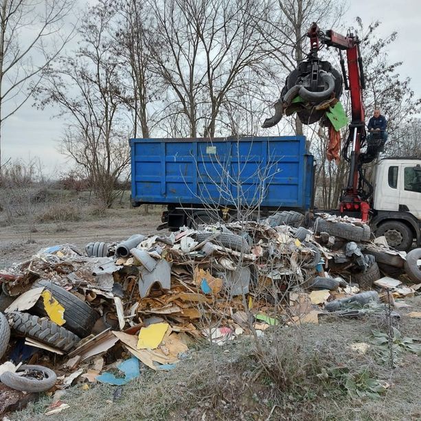 Lungo il Pellice a Cavour abbandonati i rifiuti di un’officina dismessa