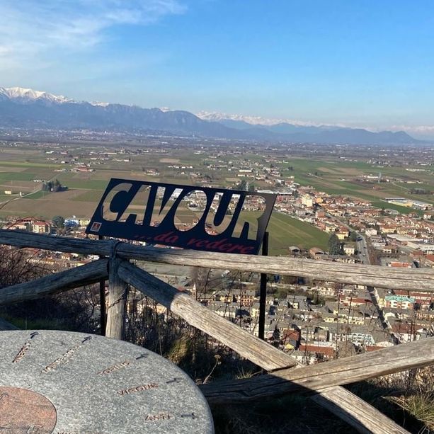 Scatto sul bordo del precipizio, rimossa la scritta da cartolina sulla Rocca di Cavour
