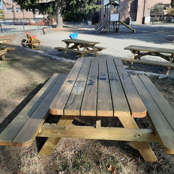 Cavour: vandali scarabocchiano i tavoli per la scuola all’aperto
