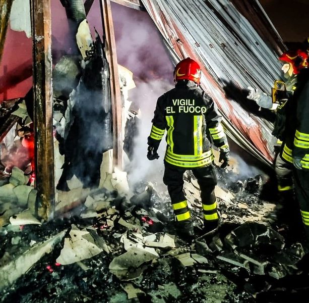 Cumiana: in fiamme uno chalet in legno in strada Verna [FOTO]