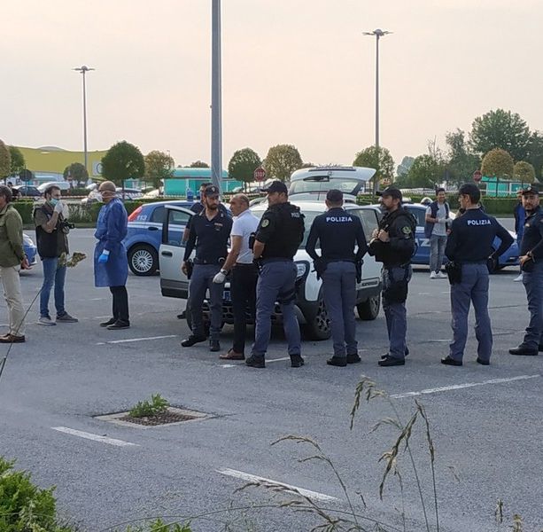 Cuneo: militare spara alla compagna nel parcheggio dell'Auchan e poi si denuncia alla polizia (VIDEO)
