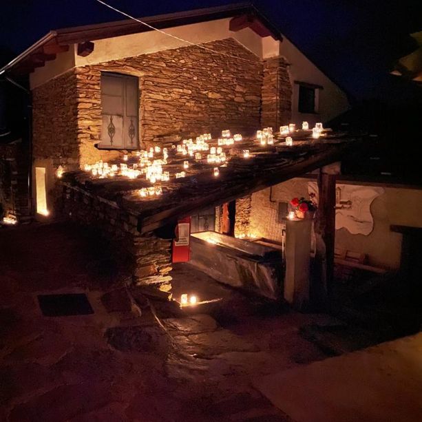 La borgata di Pequerel festeggia con mille lanterne, stelle e musica