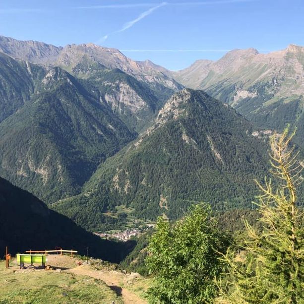 Pequerel festeggia il compleanno della sua ‘panchina gigante’