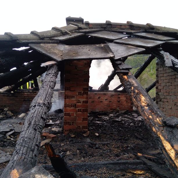 Incendio divora il tetto di una casa nella frazione Depot di Fenestrelle [FOTO]