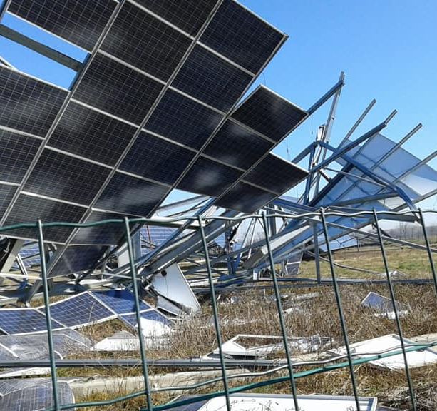 Il vento ha danneggiato due vele del parco fotovoltaico di Frossasco e non sono ancora state riparate