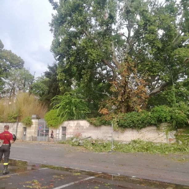 Nubifragio a Cavour: vigili del fuoco al lavoro