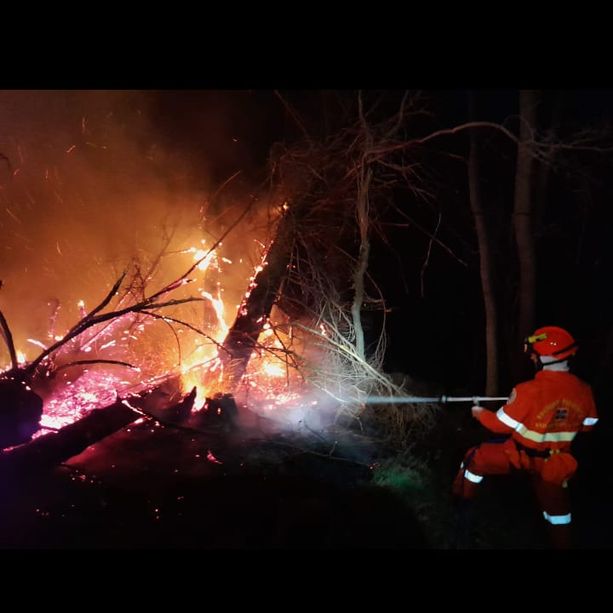 Aib e Vigili del fuoco al lavoro per tutta la notte nei boschi di Rorà