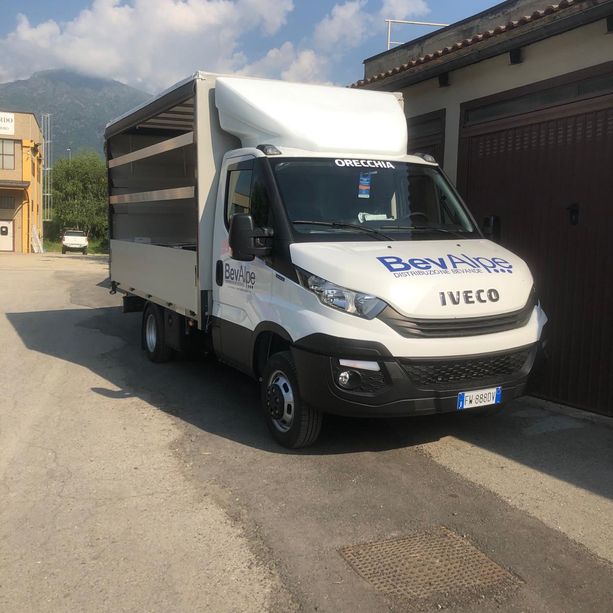 Portano via due furgoni e bottiglie per circa 40.000 euro: furto la notte scorsa da BeValpe